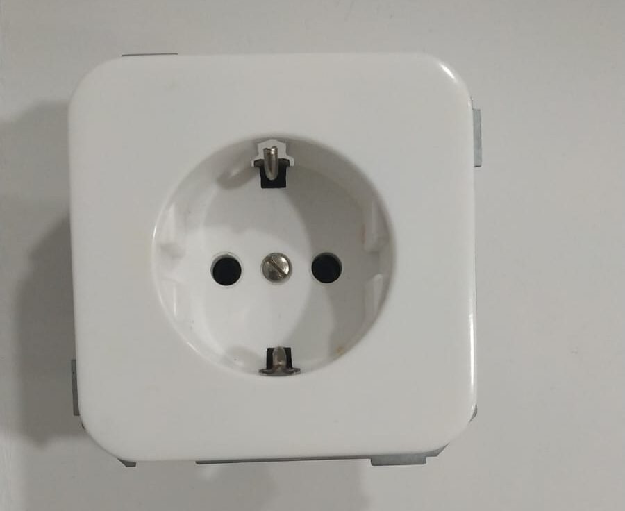 Base enchufe normal con seguridad Simon 31 31431‑60 blanco