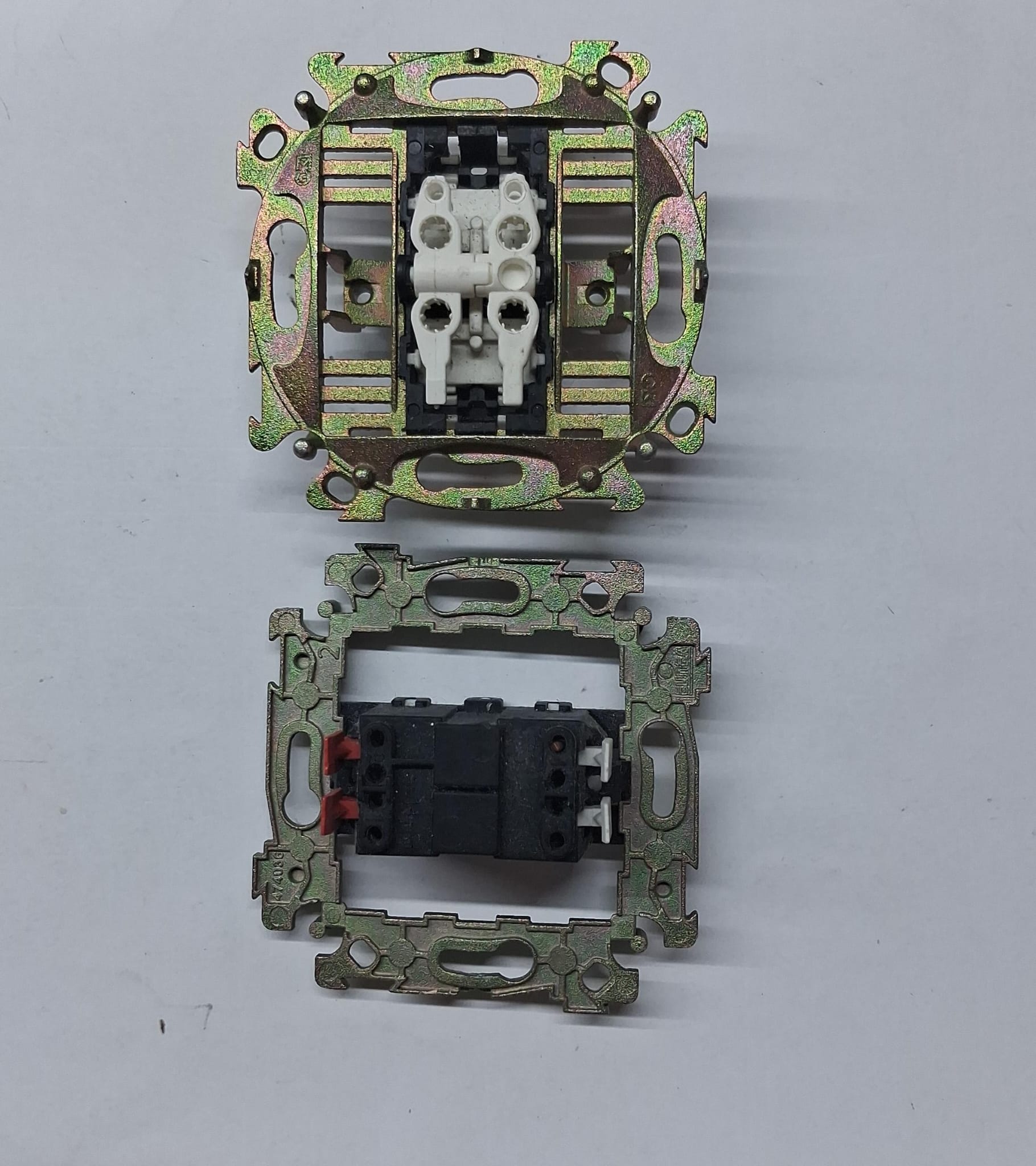 Doble Interruptor 10 A Sin Garras Gama SM 30112.99 – No Nuevo